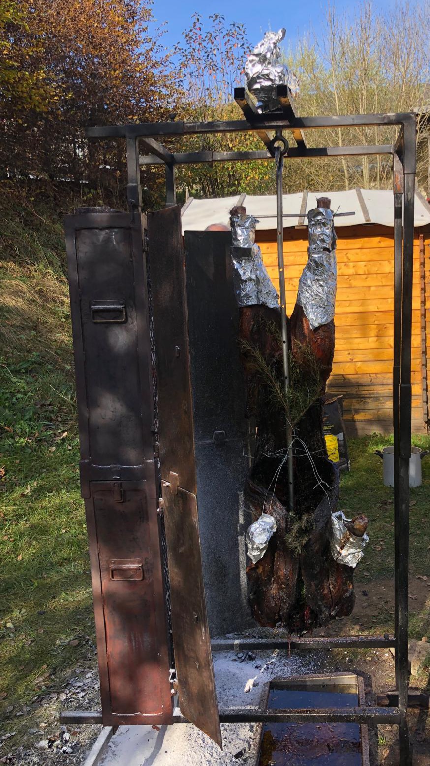 Installation de cuisson à la broche en plein air